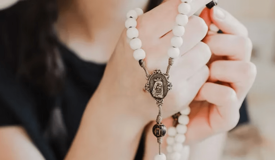 Step-by-Step Guide to Praying the Rosary (for Beginners & Busy&nbsp;Women)